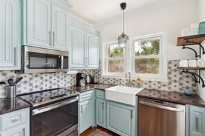 冷蔵庫、電子レンジ、オーブン、コンロ