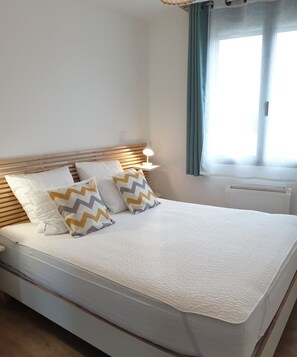 3 bedrooms, desk, iron/ironing board, travel cot