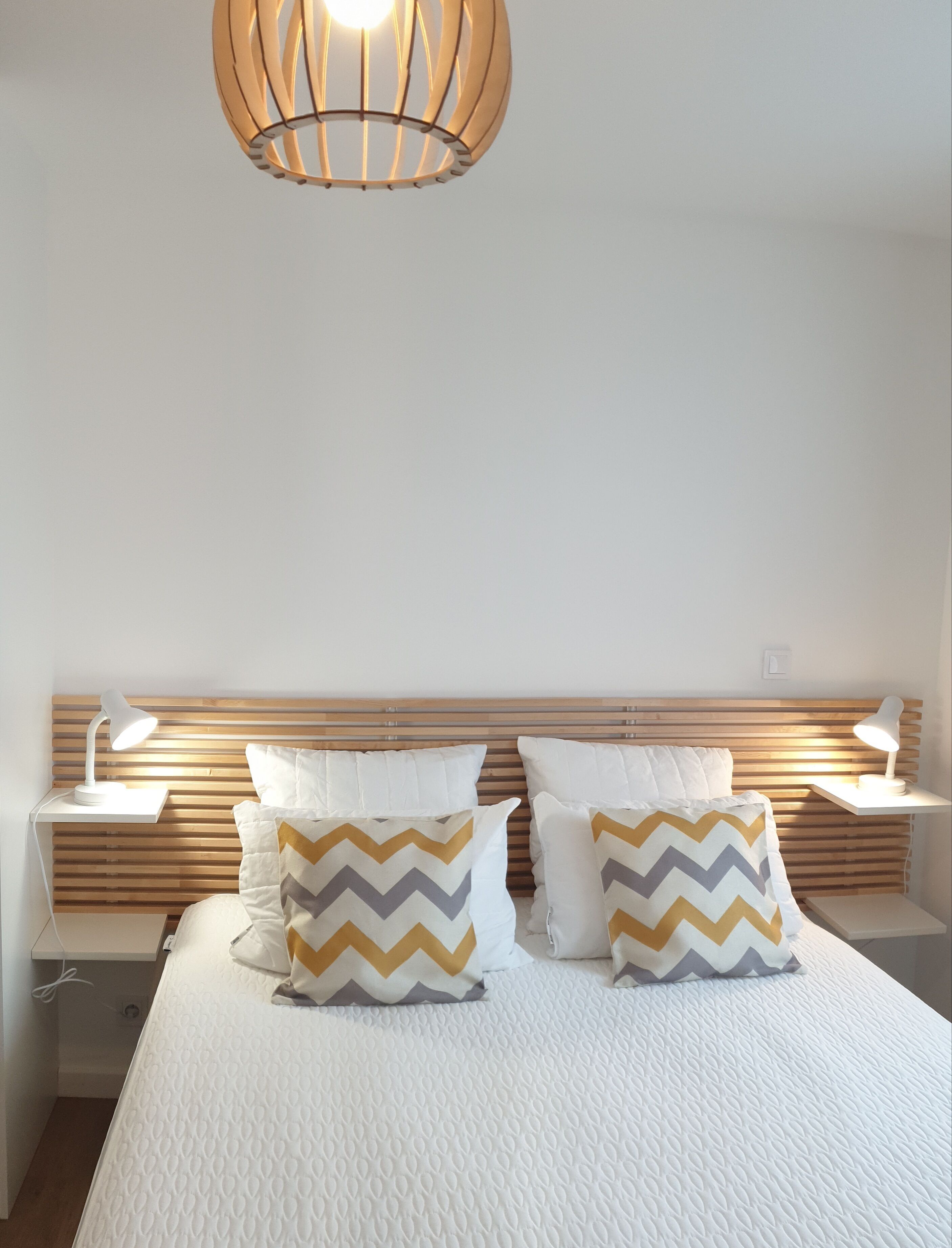 3 soverom, skrivebord, strykejern/-brett og reiseseng for barn