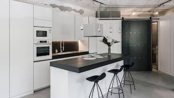 Frigorífico, microondas, horno y lavavajillas