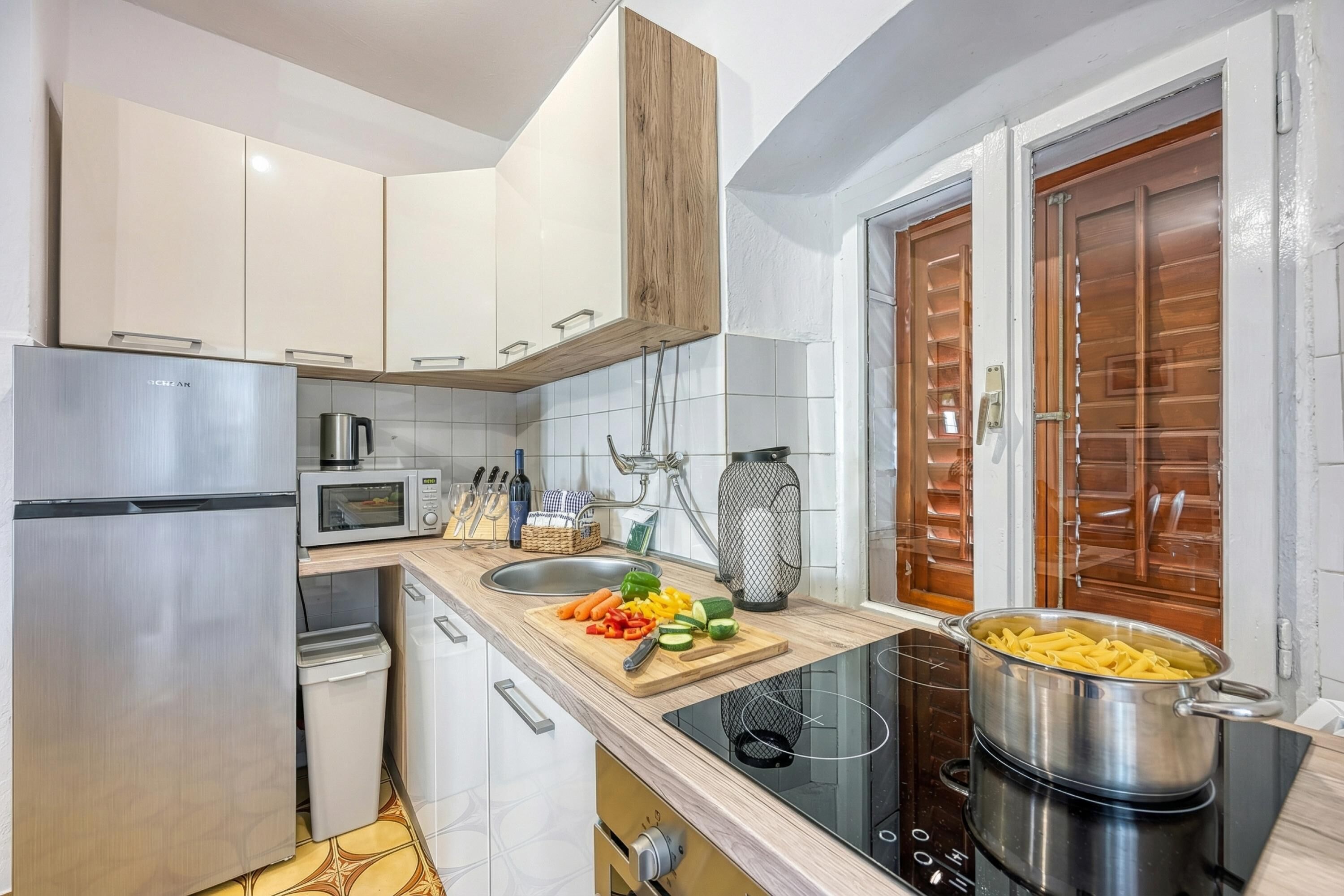 Kjøleskap, mikrobølgeovn, ovn og kokeplater