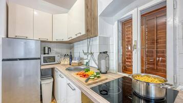 Kjøleskap, mikrobølgeovn, ovn og kokeplater