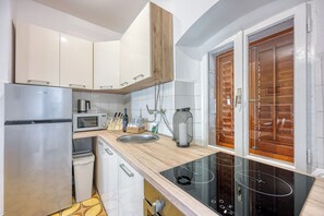 Kjøleskap, mikrobølgeovn, ovn og kokeplater