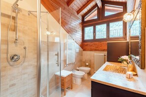 Luxe appartement, meerdere slaapkamers (La Casa di Camus) | Badkamer | Een douche, een haardroger, een bidet, handdoeken