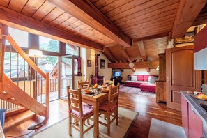 Appartement luxueux, 1 chambre, balcon (La Casa di Camus) | Aire de séjour | Téléviseur à écran plat de 21 po avec télévision numérique, téléviseur