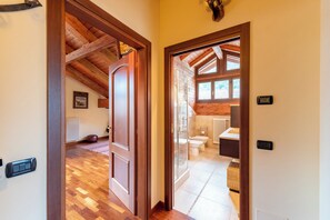Luxe appartement, meerdere slaapkamers (La Casa di Camus) | Badkamer | Een douche, een haardroger, een bidet, handdoeken