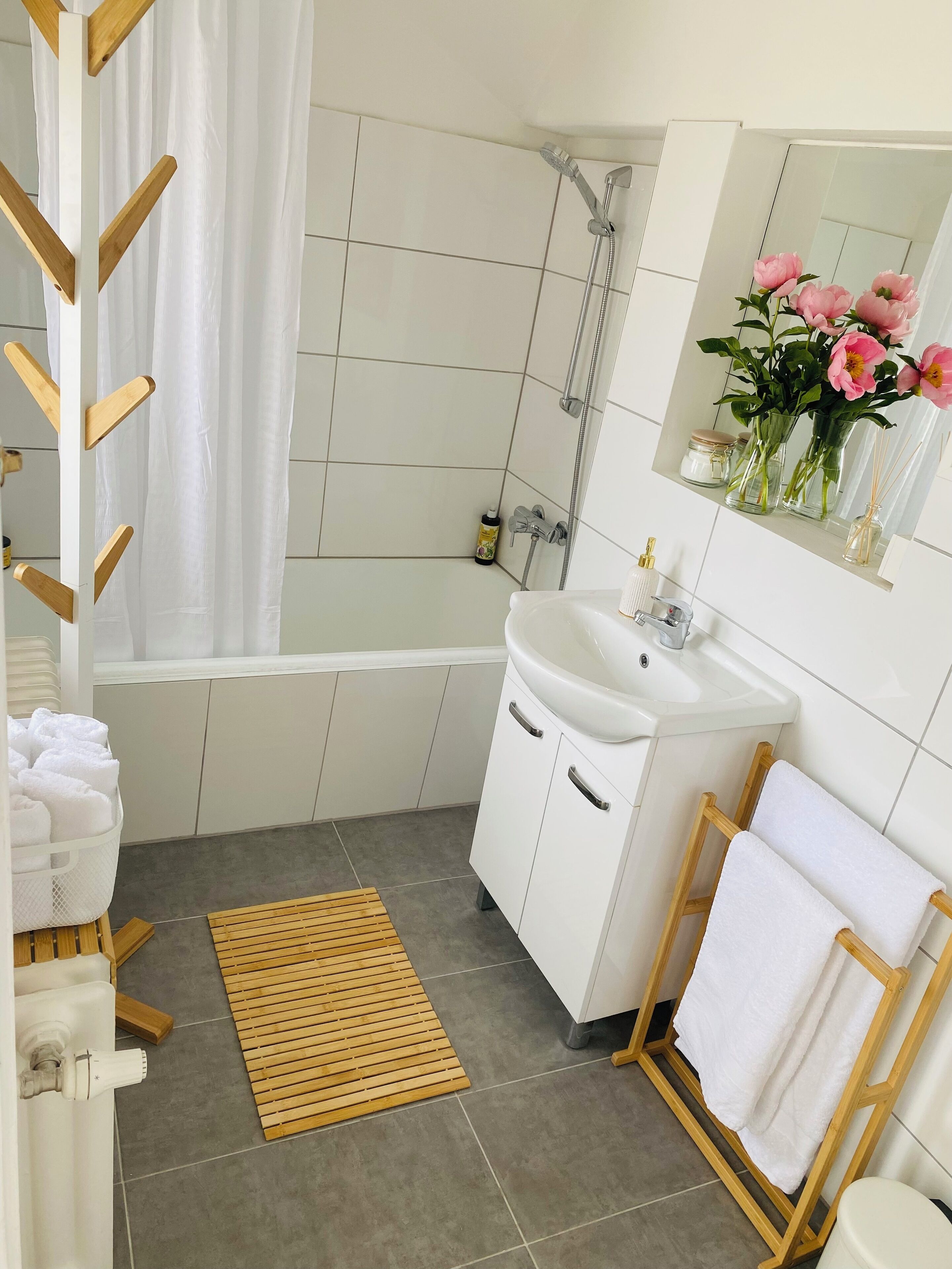 Secadora de cabello, toallas, jabón, papel de baño 