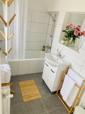 Secador de cabelo, toalhas de banho, sabonete, papel higiênico