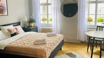 1 bedroom, bed sheets