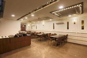 Café da manhã com buffet todos os dias (INR 150 por pessoa)