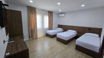 Habitación Confort con 1 cama matrimonial o 2 individuales | Escritorio y espacio para trabajar con laptop