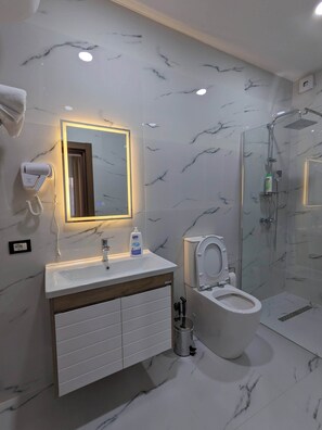 Dobbelt- eller tomannsrom – comfort | Bad | Dusj, toalettartikler (inkludert), hårføner og tøfler