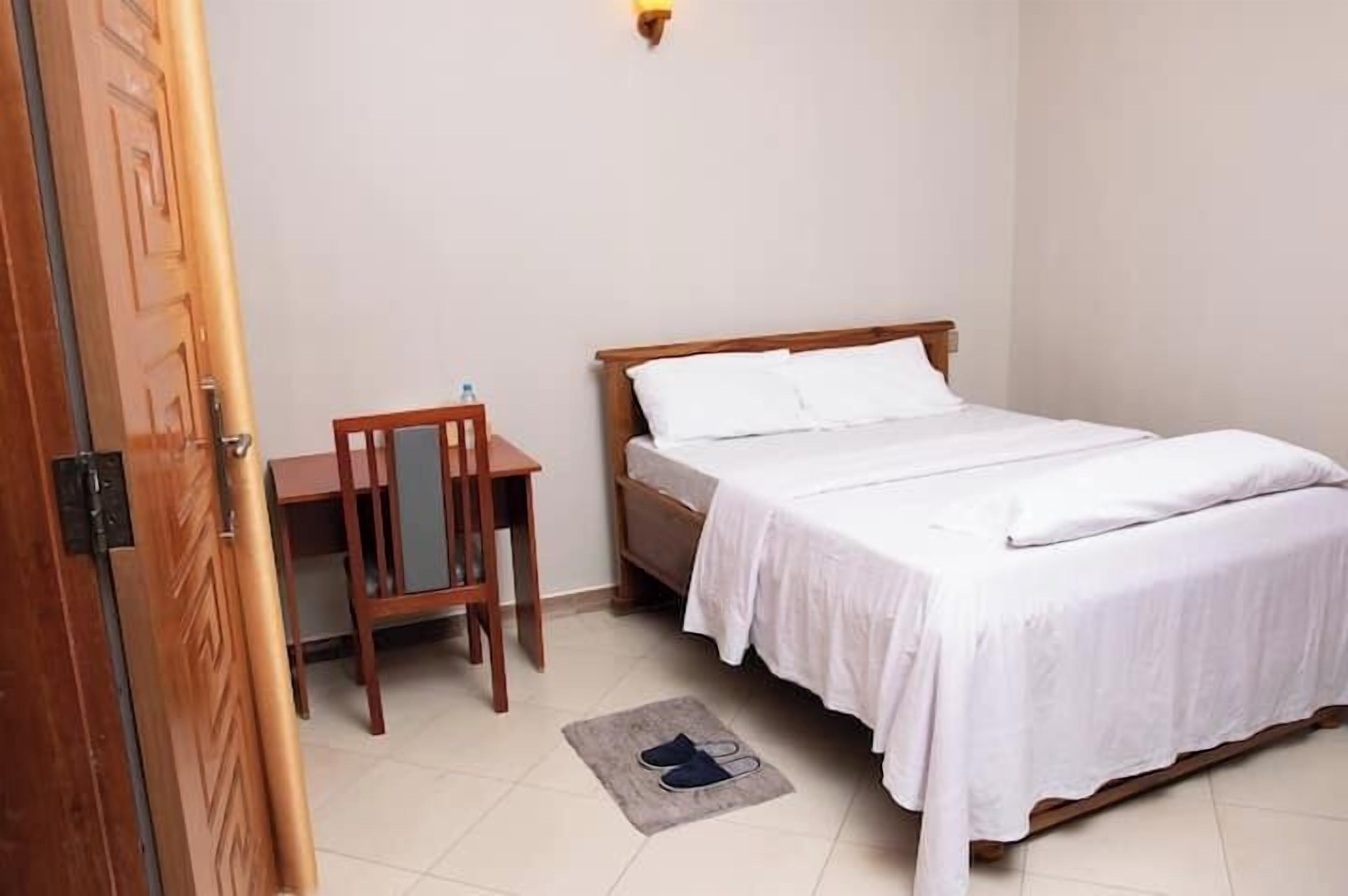 客房内保险箱、办公桌、笔记本电脑工作区、熨斗/熨衣板