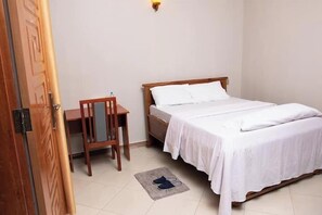 客房內保險箱、書桌、筆電工作空間、熨斗/熨衣板