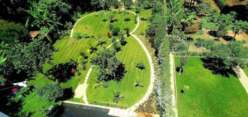 Habitación Deluxe doble, vistas a la montaña | Zona de estar | Una televisión de pantalla plana