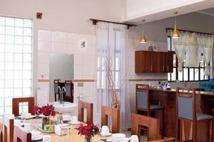 Habitación Deluxe doble, vistas a la montaña | Servicio de comidas en la habitación