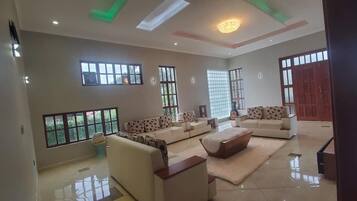 Deluxe-Doppelzimmer, Bergblick | Wohnbereich | Flachbildfernseher