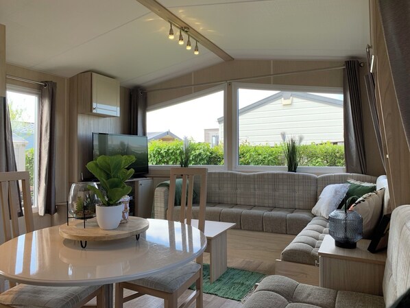 Smart TV - Luxury 6-Person Chalet at Camping & Beach Resort Julianahoeve (Renesse)