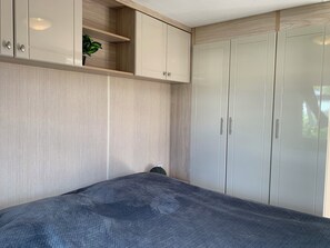 3 bedrooms, WiFi - Luxury 6-Person Chalet at Camping & Beach Resort Julianahoeve (Renesse)