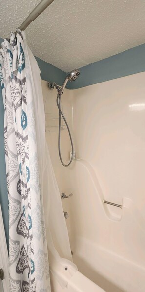 Shower, towels, shampoo - Oceanfront Efficiency Tides 1106 (Myrtle Beach)