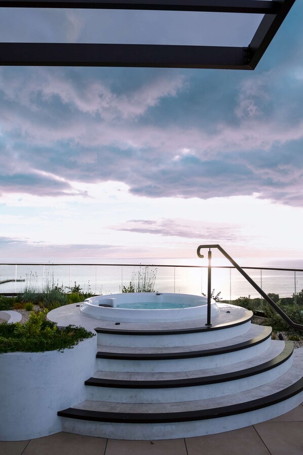 Outdoor spa tub