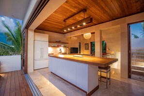 Private kitchen - Beach Side Villa to Rent in Providenciales (Providenciales)