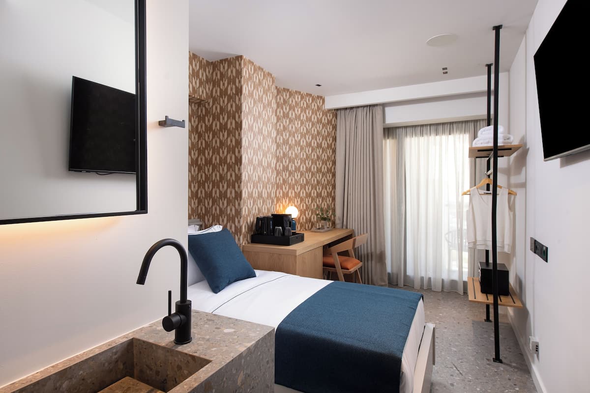 Egyptian cotton sheets, premium bedding, minibar, in-room safe