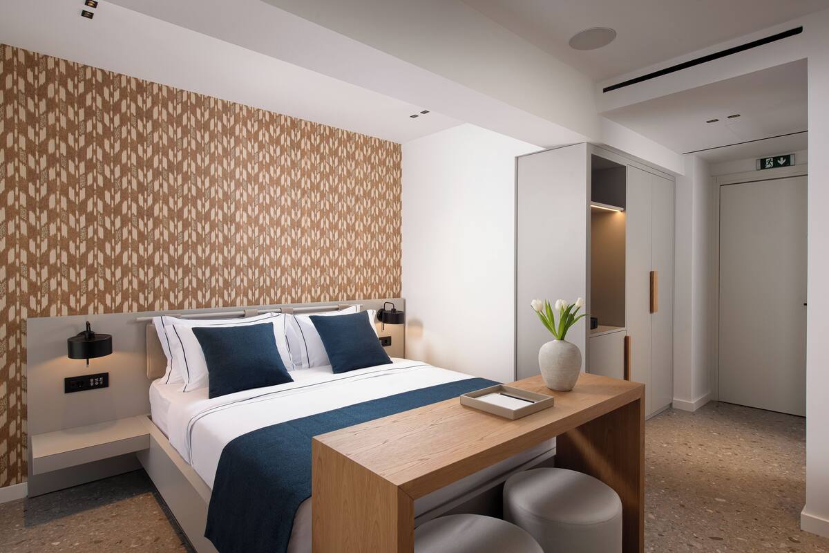 Egyptian cotton sheets, premium bedding, minibar, in-room safe