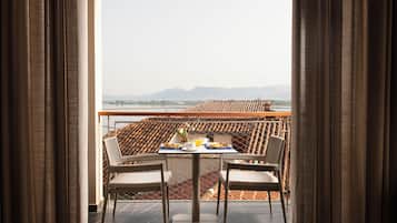 Breakfast, lunch, brunch served; golf course views