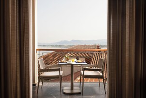 Breakfast, lunch, brunch served; golf course views