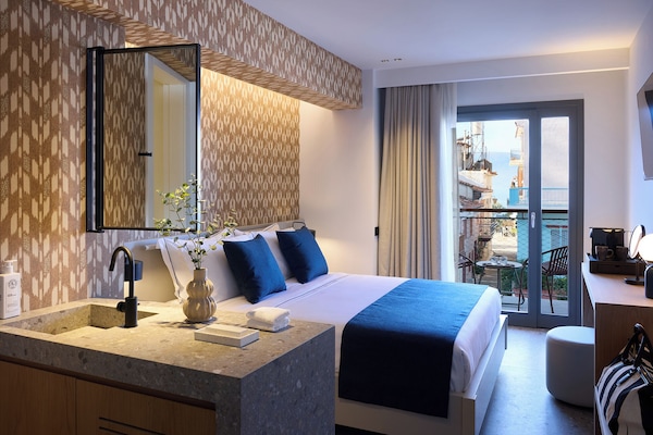 Egyptian cotton sheets, premium bedding, minibar, in-room safe