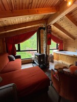 Honeymoon Çatı Katı Süiti (Penthouse), Şömine, Dağ Manzaralı | Mısır pamuklu çarşaf takımı, kaliteli yatak takımı, kuştüyü yorgan 