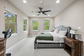 4 室のベッドルーム、デスク、アイロン / アイロン台、WiFi