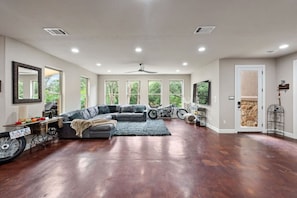 TV, fireplace - Hill Country Hideaway (Austin)