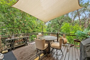Outdoor dining - Hill Country Hideaway (Austin)