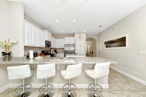 Fridge, microwave, oven, stovetop - 4139Villa/privatepool/neardisney (Davenport)