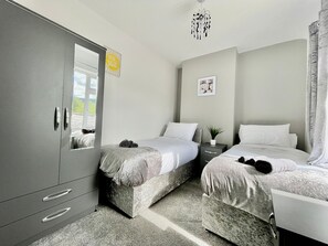 3 عدّة غرف نوم وواي فاي وملاءات أسرّة