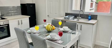 Batterie de cuisine, vaisselle et ustensiles