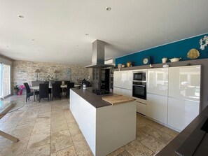 Micro-ondes, four, plaque de cuisson, lave-vaisselle