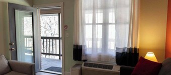 Free Parking + Balcony + King Bed + Walk Downton