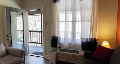 2nd floor condo, walk to historic dwntwn, king bed