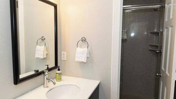 Suihku, hiustenkuivaaja, pyyhkeet