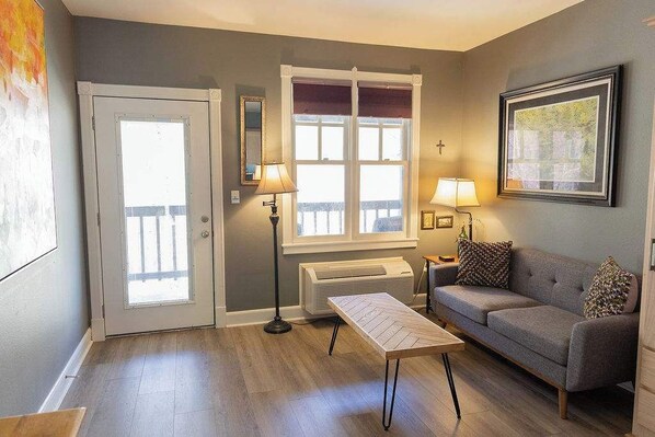 TV - Walk to Downtown + Balcony + Parking (Eureka Springs)