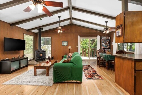 Happy Bear | Minutes to Town + Lake + Pet Friendly