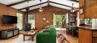 Happy Bear | Minutes to Town + Lake + Pet Friendly