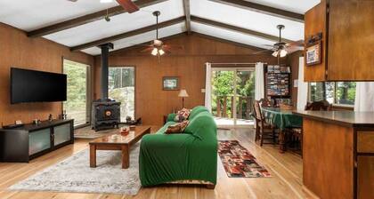 Happy Bear | Minutes to Town + Lake + Pet Friendly