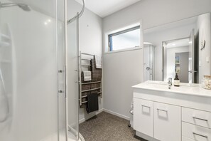 Shower, hair dryer, towels - Sandy Feet Retreat - Papamoa (Papamoa)