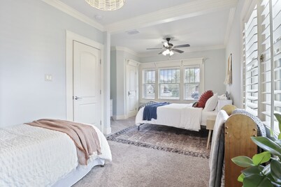 Brick Road Retreat - 3BR/2BA - Walk to Tech