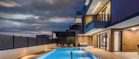 Una piscina al aire libre