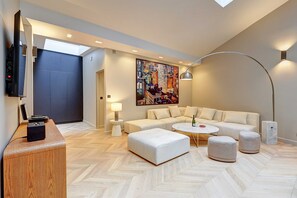 テレビ、ステレオ、書斎 / ワークスペース